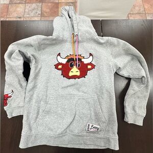 One size medium women’s sweatshirt